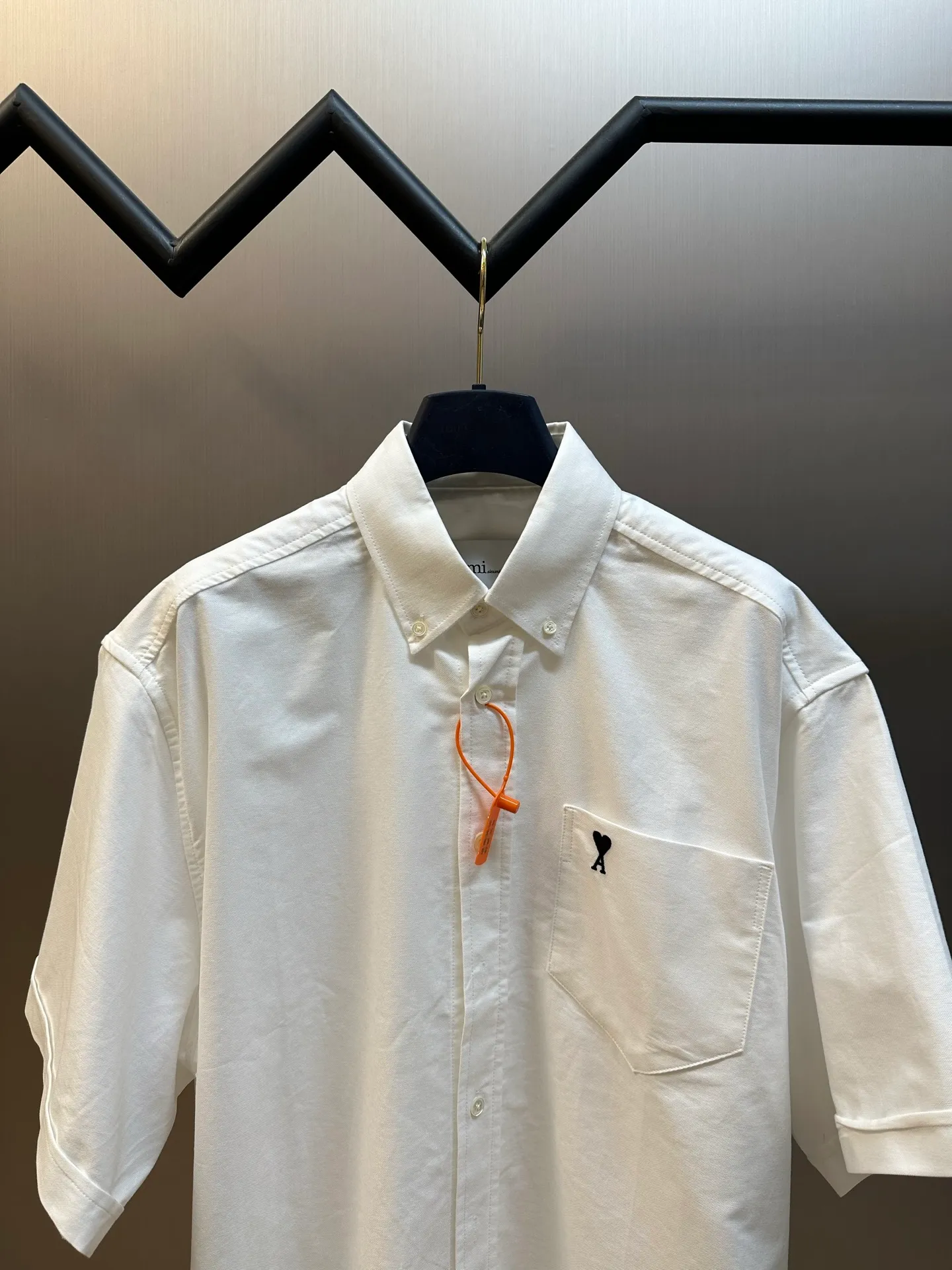 Ami love heart embroidered short-sleeved shirt is made of custom-made high-density double-ply oxford fabric. The black silk thread is embroidered with love hearts on the chest. It is low-key and powerful. It is bounded by pockets and hides French romance. Using imported machine embroidery technology, advanced computer control systems and precision mechanical components, Ami love embroidery operations are realized. size:37.38.39.40